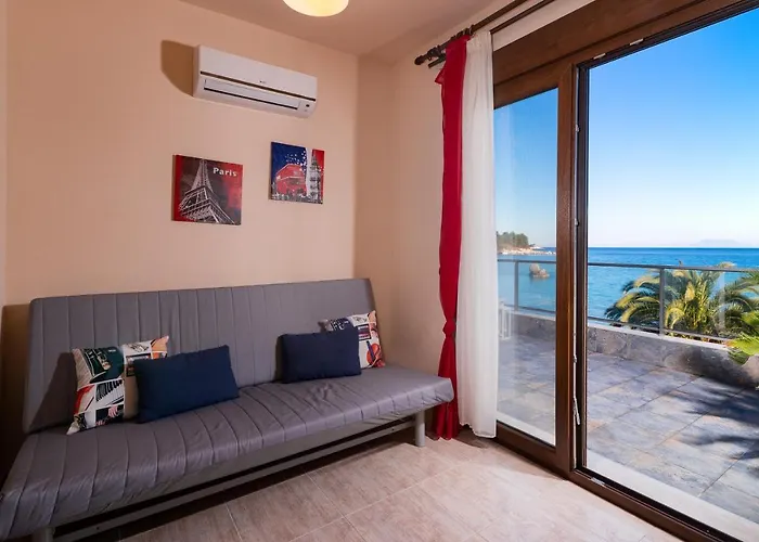 Golden Breeze Apartment *